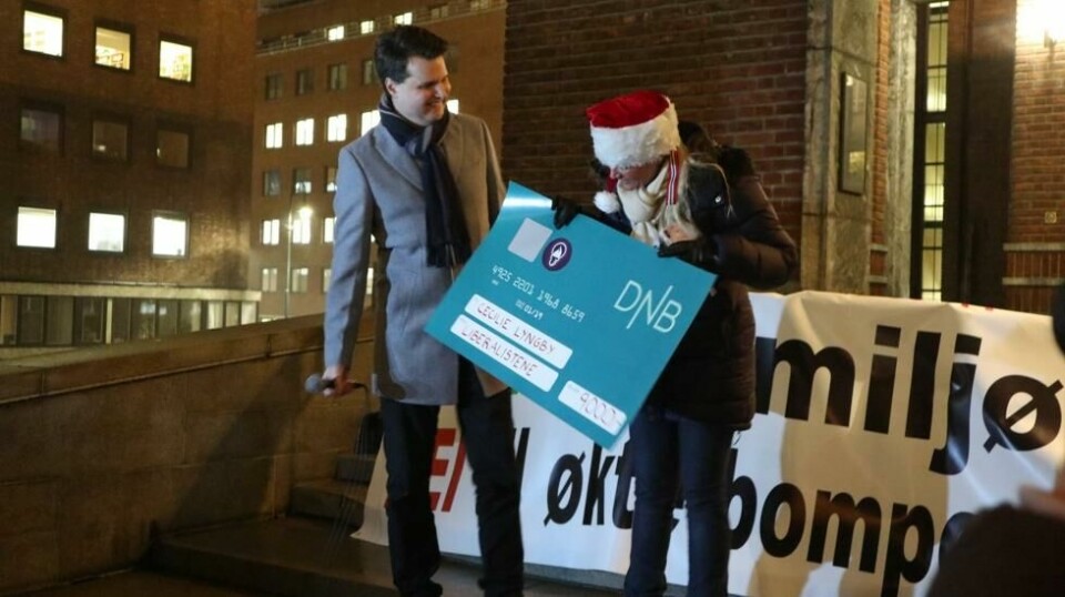 Leder i Liberalistene, Arnt Rune Flekstad, overrekker en sjekk på 9000 kroner til Cecilie Lyngby.
