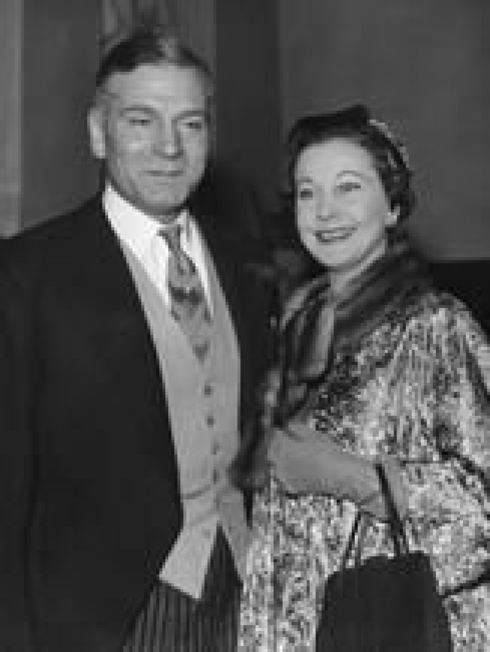 Vivien Leigh syntes hun hadde store, stygge hender, og brukte alltid hansker utendørs. Her er hun og Laurence Olivier fotografert sammen i desember 1957. Foto: AP Vivien Leigh syntes hun hadde store, stygge hender, og brukte alltid hansker utendørs. Her er hun og Laurence Olivier fotografert sammen i desember 1957. Foto: AP