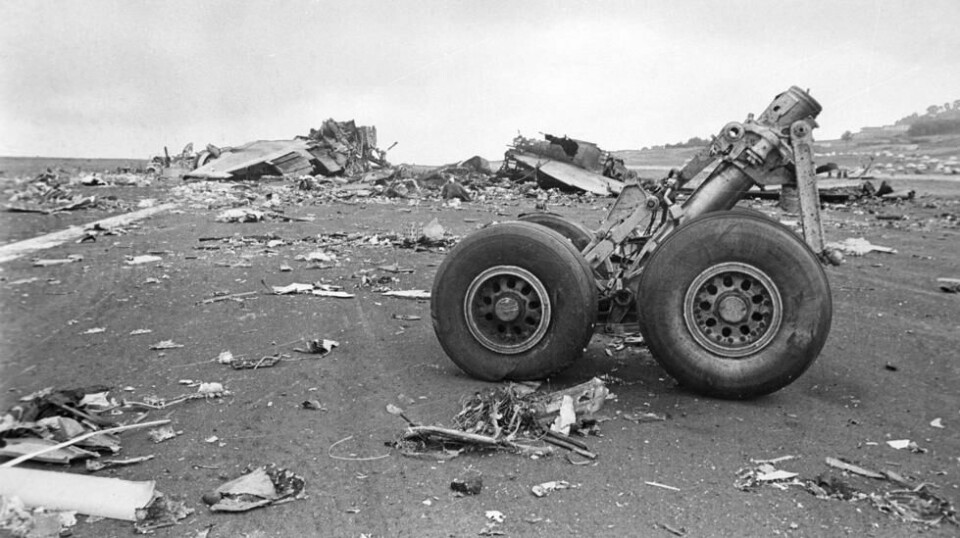 Vrakdelene etter to Boeing 747 jumbojetfly ligger strødd utover rullebanen på Los Rodeos-flyplassen på Tenerife i Kanariøyene. Foto: AP Photo