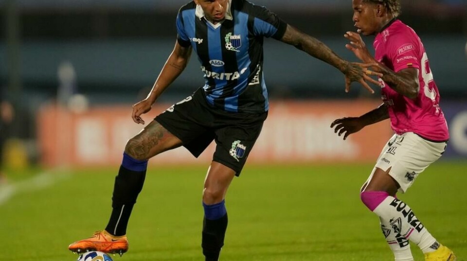 Den uruguayanske fotballspillere Juan Izquierdo (t.v.), her i aksjon for gamleklubben Liverpool, har mistet livet. 27-åringen kollapset på banen under en kamp i Brasil mot São Paulo forrige uke. Foto: Matilde Campodonico / AP / NTB