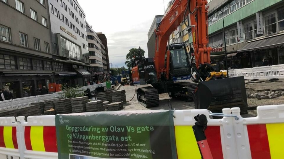 Trærne, som har prydet den vesle veistubben mellom Nationaltheatret og Klingenberg kino i mer enn 40 år, var plutselig borte. For alltid. Bildet er fra oppgraderingen av Olav Vs gate og Klingenberggata i Oslo sentrum. (Foto: Gunnar R. Larsen, ABC Nyheter)