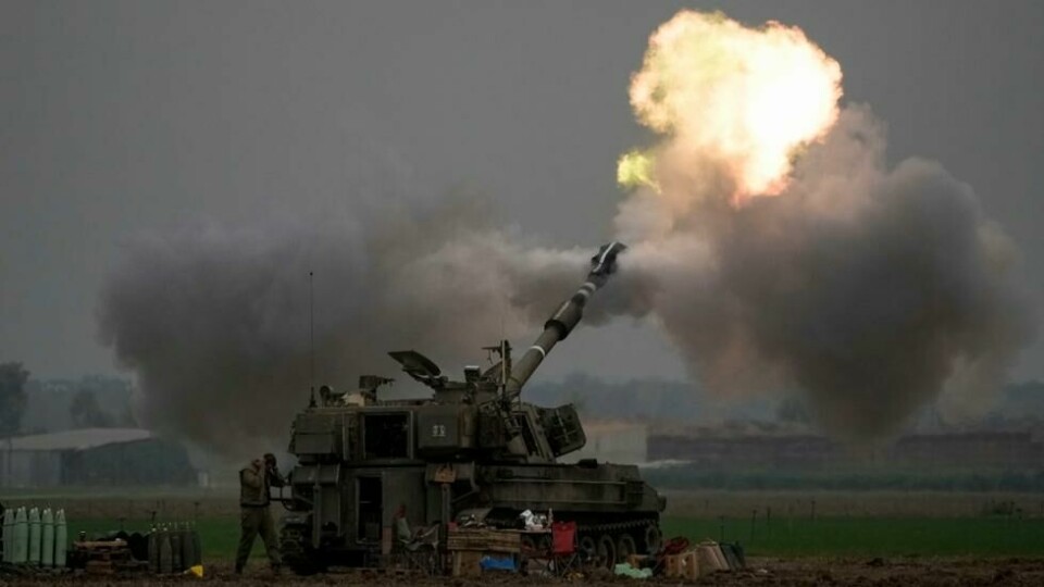 Snart har angrepene mot Gazastripen foregått i 100 dager. Dette bildet viser en israelsk soldat som avfyrer artilleri mot Gazastripen 14. desember. Snart har angrepene mot Gazastripen foregått i 100 dager. Dette bildet viser en israelsk soldat som avfyrer artilleri mot Gazastripen 14. desember. Foto: Leo Correa / AP / NTB