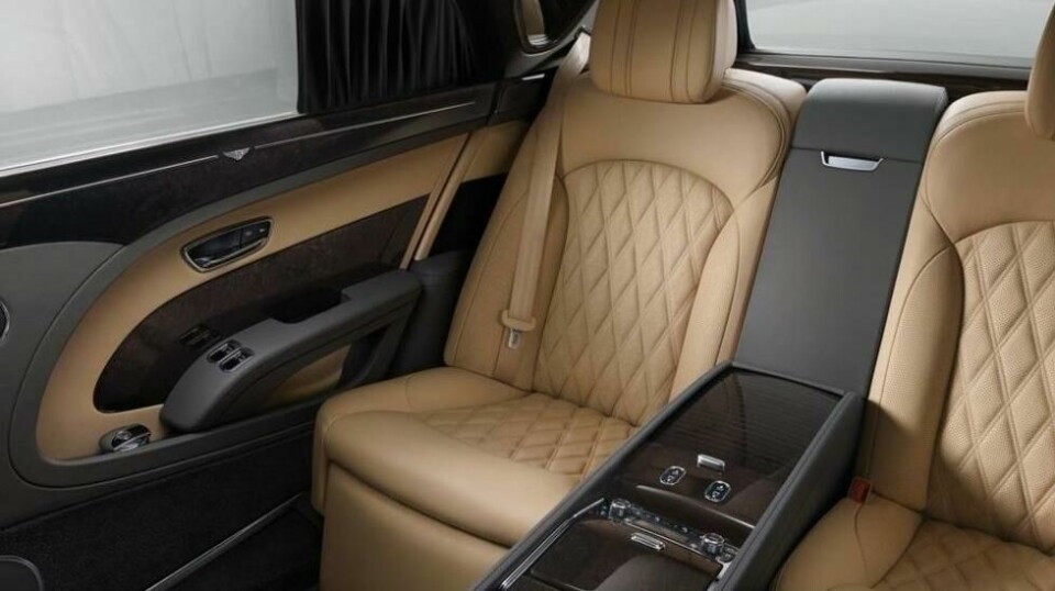 Det er ikke bare mye luksus inne i en Bentley Mulsanne. Plassen er også gedigen, som det bør være i en bil som er nesten seks meter lang.