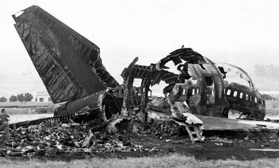 De utbrente restene etter KLM Flight 4805 etter det kolliderte med Pan Am Flight 1736. Etter ulykken ble det bygget ny flyplass på sørsiden av Tenerife som var mindre utsatt for tåke. Los Rodeos brukes fortsatt som lokalflyplass. Foto: AP Photo De utbrente restene etter KLM Flight 4805 etter det kolliderte med Pan Am Flight 1736. Etter ulykken ble det bygget ny flyplass på sørsiden av Tenerife som var mindre utsatt for tåke. Los Rodeos brukes fortsatt som lokalflyplass. Foto: AP Photo