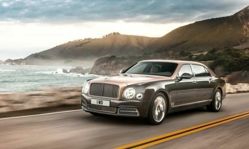 Her snakker vi et slagskip av en bil, Bentley Mulsanne ruver virkelig på veien. Her snakker vi et slagskip av en bil, Bentley Mulsanne ruver virkelig på veien.