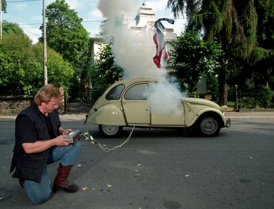 Kurt Oddekalv da han sprengte en Citroën 2CV i luften utenfor den franske ambassaden i Oslo i 1995. Foto: Tor Richardsen / NTB Kurt Oddekalv da han sprengte en Citroën 2CV i luften utenfor den franske ambassaden i Oslo i 1995. Foto: Tor Richardsen / NTB