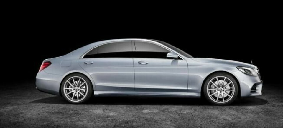 Mercedes S-klasse er en legende blant luksusbilene, her er den i ekstra lang utgave. Mercedes S-klasse er en legende blant luksusbilene, her er den i ekstra lang utgave.