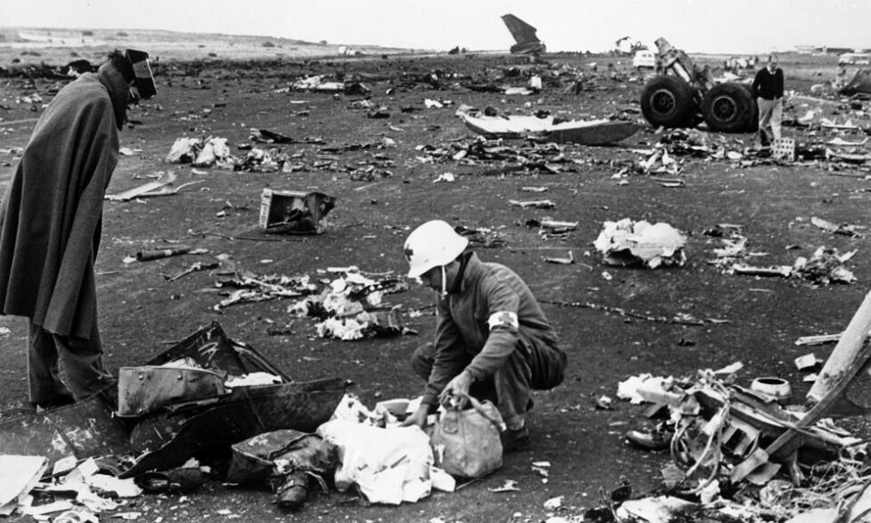 En Røde Kors-arbeider går gjennom personlige eiendeler fra hundrevis av biter av bagasje som er plukket opp blant vraket av KLM- og Pan Am-flyene på rullebanen på Los Rodeos Airport. Foto: AP Photo En Røde Kors-arbeider går gjennom personlige eiendeler fra hundrevis av biter av bagasje som er plukket opp blant vraket av KLM- og Pan Am-flyene på rullebanen på Los Rodeos Airport. Foto: AP Photo