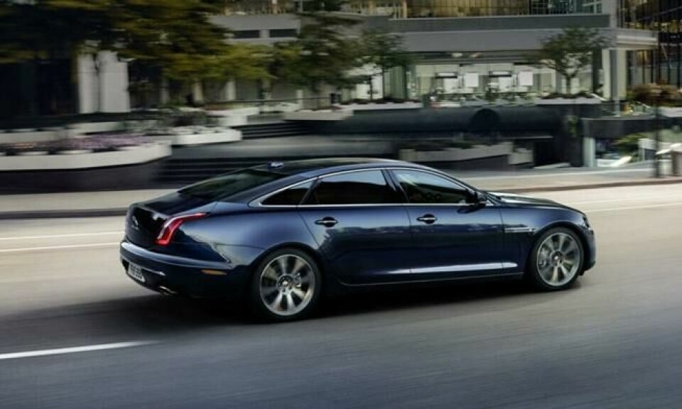 Du kjører mildt sagt standsmessig i en Jaguar XJ, den finnes naturligvis også i en ekstra lang utgave. Du kjører mildt sagt standsmessig i en Jaguar XJ, den finnes naturligvis også i en ekstra lang utgave.