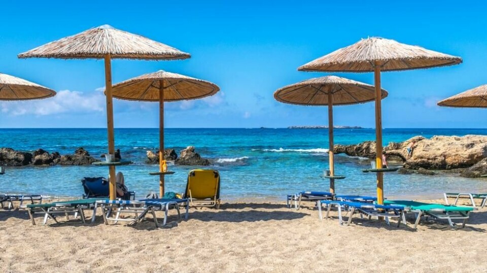 Parasoller på stranden ved Falasserna på Kreta i Hellas.