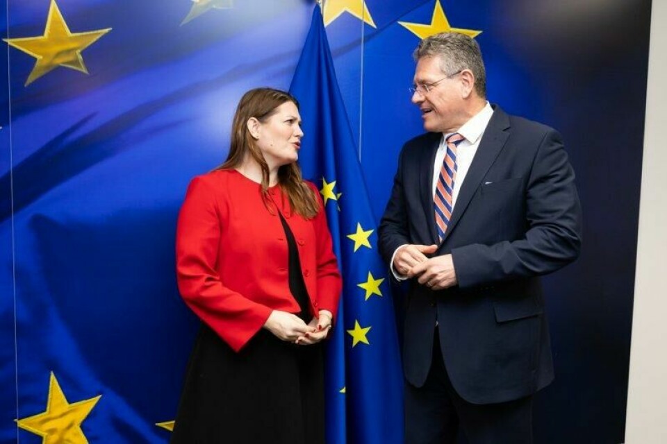 Norge sier ja til EU-direktivet om kritiske råvarer, varsler næringsminister Cecilie Myrseth. Her sammen med EUs handelskommissær Maroš Šefčovič.
