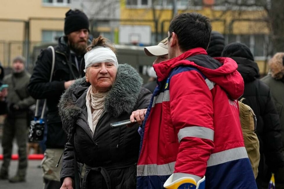 En redningsarbeider hjelper en kvinne utenfor en boligblokk som ble ødelagt i et russisk angrep mot Kyiv onsdag. En redningsarbeider hjelper en kvinne utenfor en boligblokk som ble ødelagt i et russisk angrep mot Kyiv onsdag. Foto: Efrem Lukatsky / AP / NTB