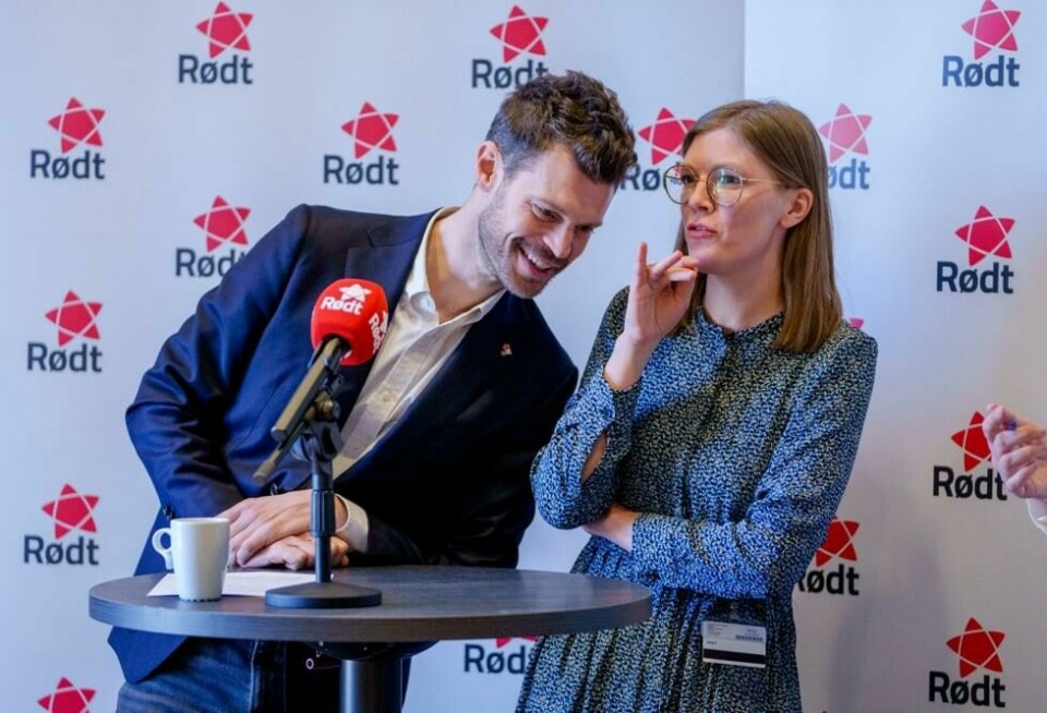Marie Sneve Martinussen (t.h.) sto ved sin daværende leder Bjørnar Moxnes (t.v.) da solbrillesaken først ble kjent. Her avbildet på en pressekonferansen i forkant av Rødt sitt landsmøte i april. Marie Sneve Martinussen (t.h.) sto ved sin daværende leder Bjørnar Moxnes (t.v.) da solbrillesaken først ble kjent. Her avbildet på en pressekonferansen i forkant av Rødt sitt landsmøte i april. Foto: Lars Thomas Nordby / NTB