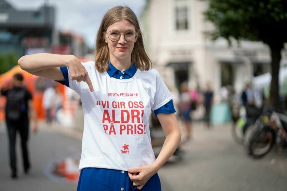Rødt-leder Marie Sneve Martinussen under Arendalsuka. Her med en t-skjorte med samme prisløfte som matvaregiganten Kiwi. Rødt-leder Marie Sneve Martinussen under Arendalsuka. Her med en t-skjorte med samme prisløfte som matvaregiganten Kiwi. Foto: Heiko Junge / NTB