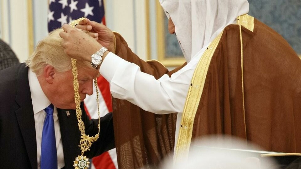 I Jemen og Iran lar en seg ikke berolige av at USAs president ble tildelt Saudi-Arabias høyeste utmerkelse, æresmedaljen Abdulaziz al-Saud, da han besøkte Riyhad i mai i fjor.