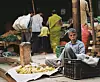 Omtrent rundt hvert gatehjørne i India er det et marked, ofte med grønnsaker som en viktig del av tilbudet. Foto: Øivind Ekås / Kapital