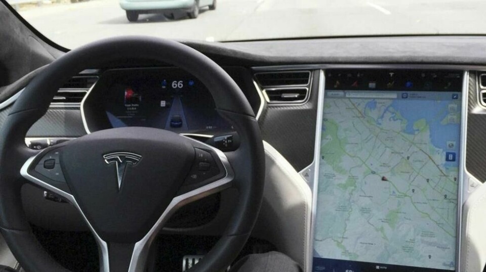 STOPPET IKKE: Teslaen skulle ha stoppet når sjåføren sovnet bak rattet, men slik gikk det ikke i dette tilfellet. Bilen kjørte bare videre, og politiet hadde et svare strev med å få vekket sjåføren. Illustrasjonsfoto: Alexandria Sage/ Reuters / NTB