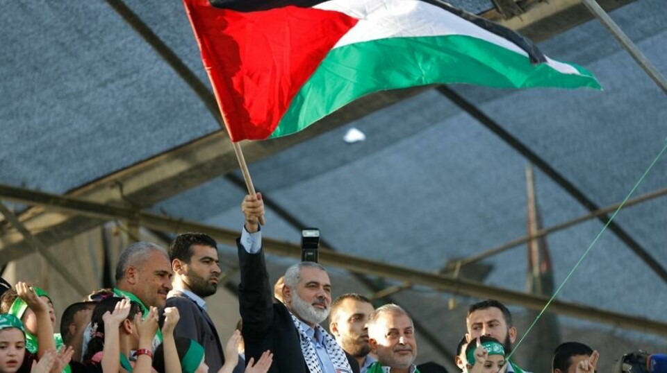 Hamas-leder Ismail Haniya (med flagget) og andre i ledelsen er gjentatte ganger avbildet sammen med Dansk Velgørenheds Halvmåne de siste årene.