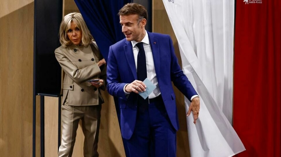 Den franske førstekvinnen Brigitte Macron gikk til sak etter at hun feilaktig ble kalt transkjønnet. Her avbildet sammen med ektemannen Emmanuel Macron under valget i sommer. Foto: Yara Nardi / AP / NTB