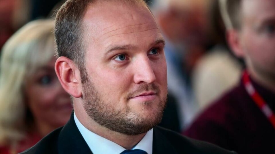 Samferdselsminister Jon Georg Dale (Frp) mener ikke at fartsgrensene på norske motorveier bør ned. Tvert imot mener han de bør opp der veiene er dimensjonert for høyere fart.