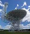 Det kjempestore radioteleskopet og antennen Green Bank Telescope i West Virginia i USA. Dette er et eksempel på store antenner som lytter til universet. (Illustrasjonsbilde: Geremia).