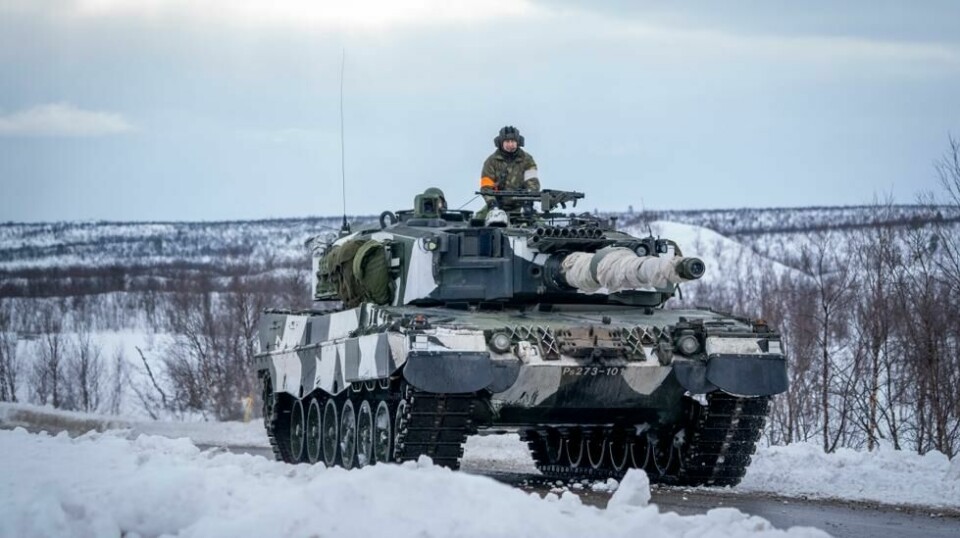En finsk stridsvogn av typen Leopard 2 krysser grensen mellom Finland og Norge tidligere i vinter. Norge har bestilt 54 tilsvarende stridsvogner fra den tyske produsenten KNDS Deutschland, og tirsdag ble det kjent at 37 av kjøretøyene vil bli montert hos Ritek i Norge. Foto: Heiko Junge / NTB