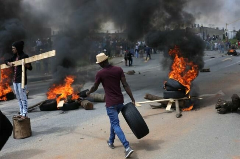 Bildekk i brann under en demonstrasjon mot dårlige offentlige tjenester i området Alexandra utenfor Johannesburg, 3. april. NTB Scanpix/AFP Bildekk i brann under en demonstrasjon mot dårlige offentlige tjenester i området Alexandra utenfor Johannesburg, 3. april. NTB Scanpix/AFP