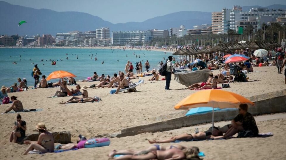 Turister nyter allerede solen på Mallorca i Spania. Norske påskefly til Spania fylles opp på lik linje med før pandemien.