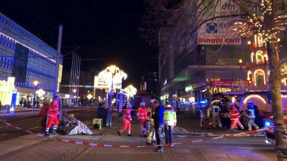 Nødetater ved julemarkedet i Magdeburg etter hendelsen fredag kveld.