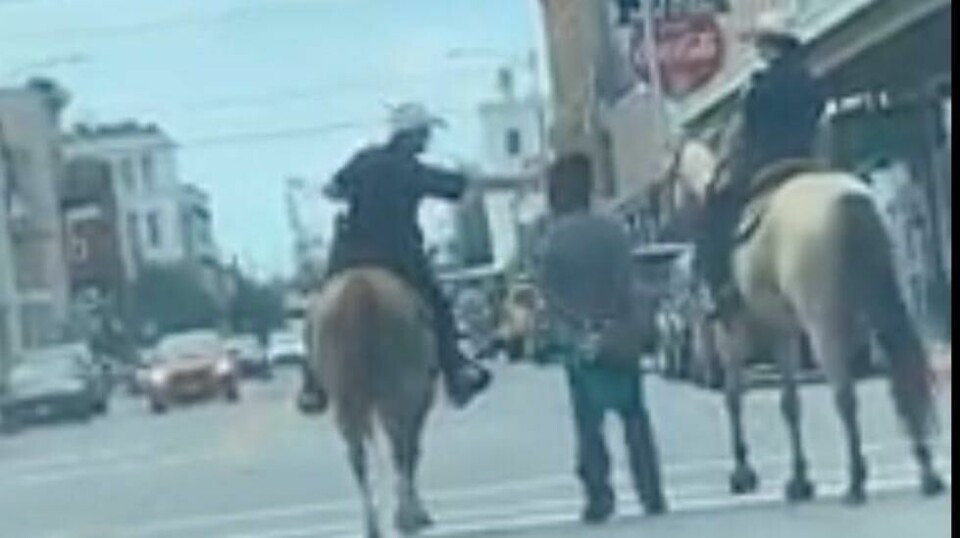 Slik gikk Donald Neely gjennom gatene i Galveston. Som en slave. Han har nå gått til søksmål mot byen. Foto: Cammarae Peron via Storyful