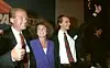 1989: Daværende partileder Fremskrittspartiet, Carl I. Hagen med tommel opp og seierssmil sammen med fru Eli og Tor Mikkel Wara i forbindelse med partiets gode resultater ved Stortingsvalget. Foto: Jørn H. Moen / NTB scanpix