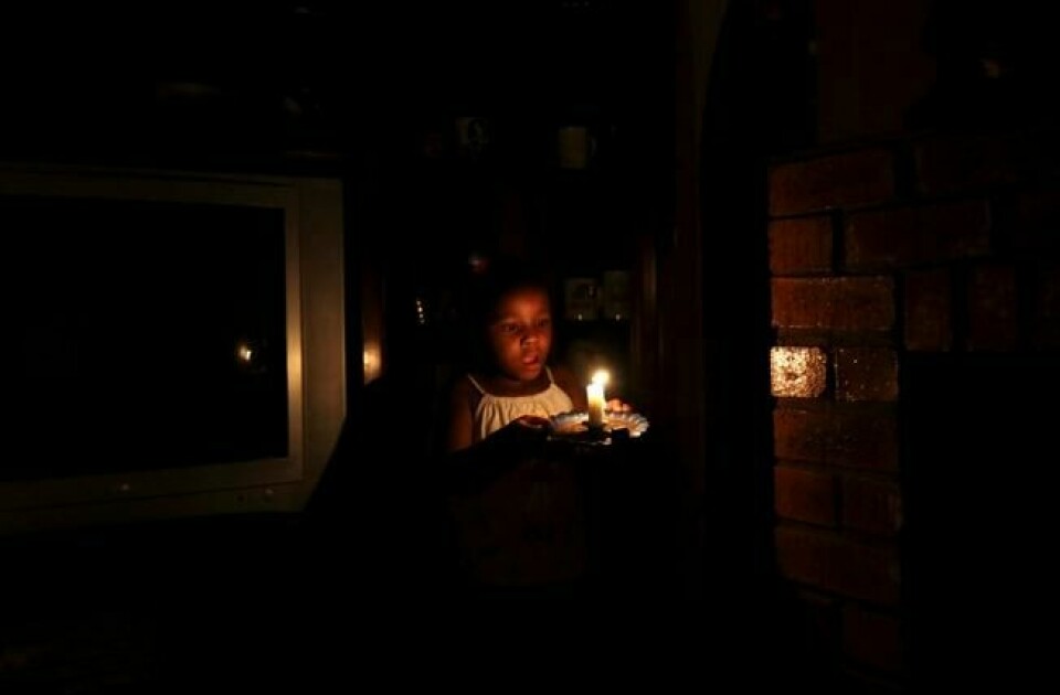 Mandisa (4) holder et lys for bestemor under en mørklegging av Soweto 14. februar. NTB Scanpix/Reuters. Mandisa (4) holder et lys for bestemor under en mørklegging av Soweto 14. februar. NTB Scanpix/Reuters.