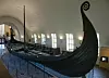 Osebergskipet slik det framsto i det gamle vikingskipmuseet i restaurert form. (Foto: Petter Ulleland/CC BY-SA 4.0)