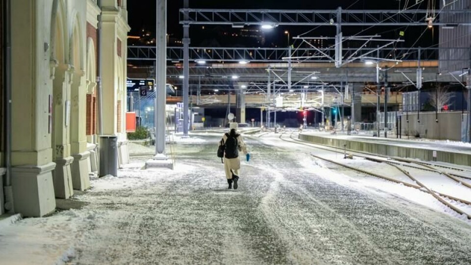 Kristiansand stasjon i snøvær torsdag morgen.