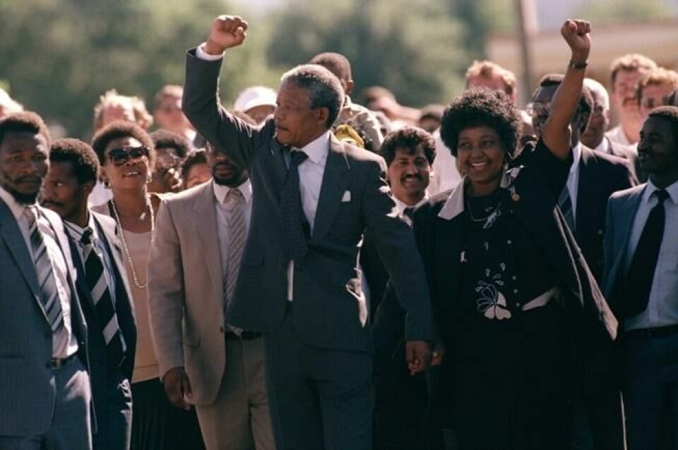 Nelson Mandela (t.v.) og kona Winnie forlater Victor Verster-fengselet nær Cape Town. Mandela satt 27 år i fengsel for sin aktivisme mot apartheid-regimet, og ble senere landets første svarte president i 1994. NTB Scanpix/AP. Nelson Mandela (t.v.) og kona Winnie forlater Victor Verster-fengselet nær Cape Town. Mandela satt 27 år i fengsel for sin aktivisme mot apartheid-regimet, og ble senere landets første svarte president i 1994. NTB Scanpix/AP.