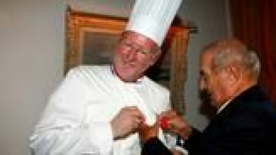 Eyvind Hellstrøm ble utnevnt til ridder i den franske Æreslegionen, Chevalier de la Legion d'Honneur, i den franske ambassaden. Her overrekkes ordenen av den verdenskjente kokken Paul Bocuse. Eyvind Hellstrøm ble utnevnt til ridder i den franske Æreslegionen, Chevalier de la Legion d'Honneur, i den franske ambassaden. Her overrekkes ordenen av den verdenskjente kokken Paul Bocuse. Foto: Sara Johannessen Meek / NTB