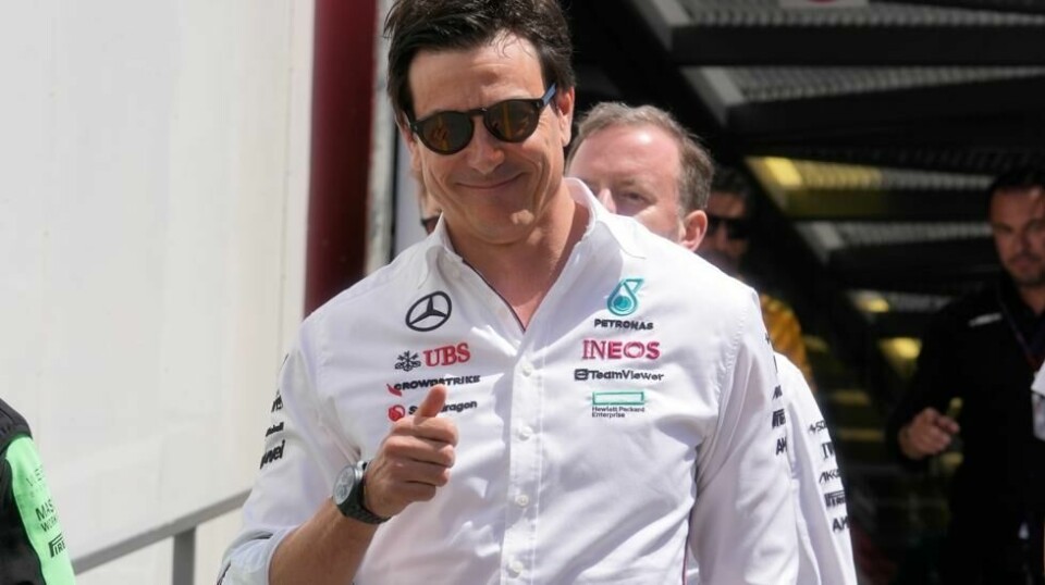 Mercedes-sjef Toto Wolff var forbannet fredag. Foto: Luca Bruno/ AP / NTB