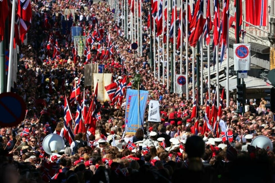Karl Johan er fylt opp av folk mens fjorårets 17. mai-tog går opp til Slottet. Karl Johan er fylt opp av folk mens fjorårets 17. mai-tog går opp til Slottet. Foto: Ørn E. Borgen / NTB
