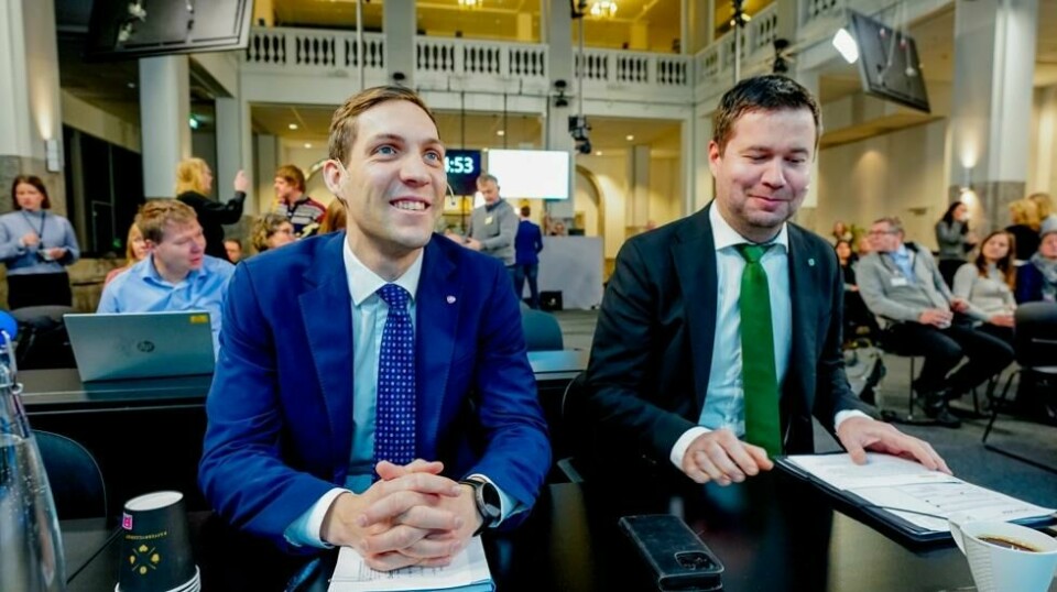 Klima- og miljøminister Andreas Bjelland Eriksen (Ap) (t.v.) sier at landbruks- og matminister Geir Pollestads (Sp) formuleringer om naturvern ikke er regjeringens politikk. Foto: Lise Åserud / NTB