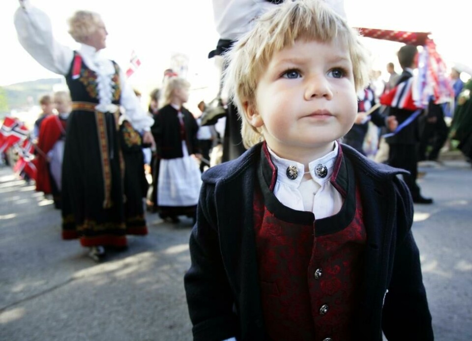 En liten gutt i bunad titter på 17-maitoget i Drammen tilbake i 2005. En liten gutt i bunad titter på 17-maitoget i Drammen tilbake i 2005. Foto: Lise Åserud / NTB