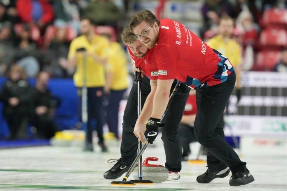 Bendik Ramsfjell (t.h.) og Martin Sesaker i aksjon under VM i curling.