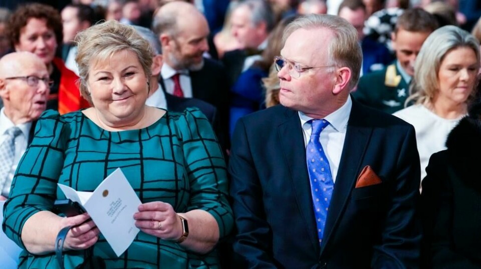 Erna Solberg og ektemannen Sindre Finnes ankommer Oslo Rådhus før utdelingen av Nobels fredspris for 2023 i Oslo rådhus søndag.