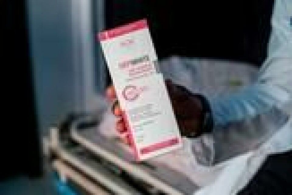 Pastisk kirurg Aranmolate Ayobami ved Grandville Medical and Laser clinic i Lagos, Nigeria, holder en pakke med hudblekingsproduktet Depiwhite. Pastisk kirurg Aranmolate Ayobami ved Grandville Medical and Laser clinic i Lagos, Nigeria, holder en pakke med hudblekingsproduktet Depiwhite. Foto: Stefan Heunis / AFP