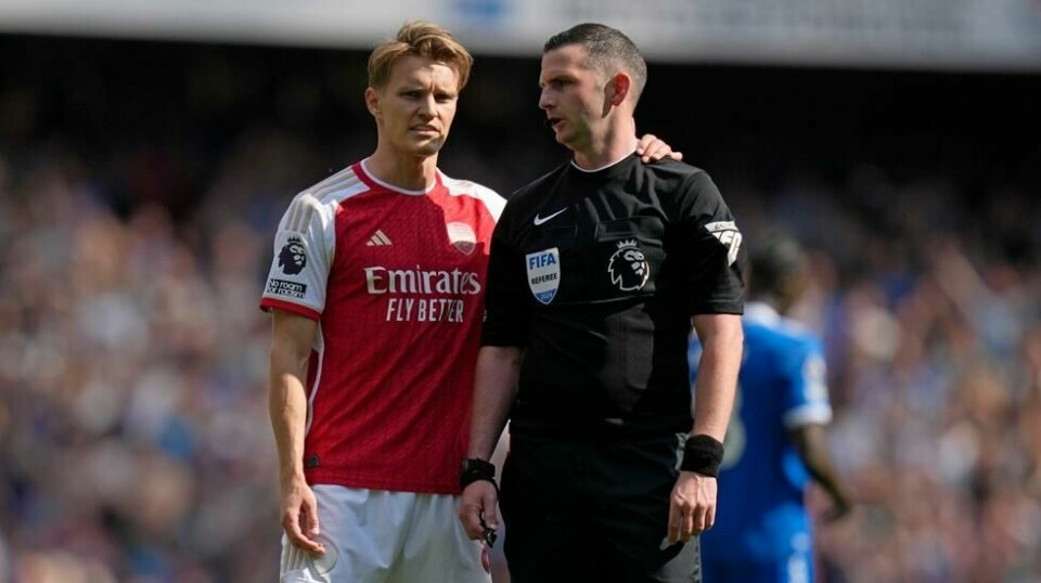 Martin Ødegaard kjenner Michael Oliver godt fra Premier League. Torsdag dømmer Oliver Norges skjebnekamp i nasjonsligaen i Slovenia. Foto: Alastair Grant, AP / NTB