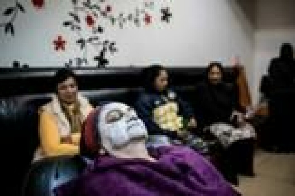 Sheila Dhulab prøver for første gang en ansiktsmaske med hudblekende produkter på Pari Hair Salon i Fordsburg, en forstad til Johannesburg. Sheila Dhulab prøver for første gang en ansiktsmaske med hudblekende produkter på Pari Hair Salon i Fordsburg, en forstad til Johannesburg. Foto: Gulshan Khan / AFP