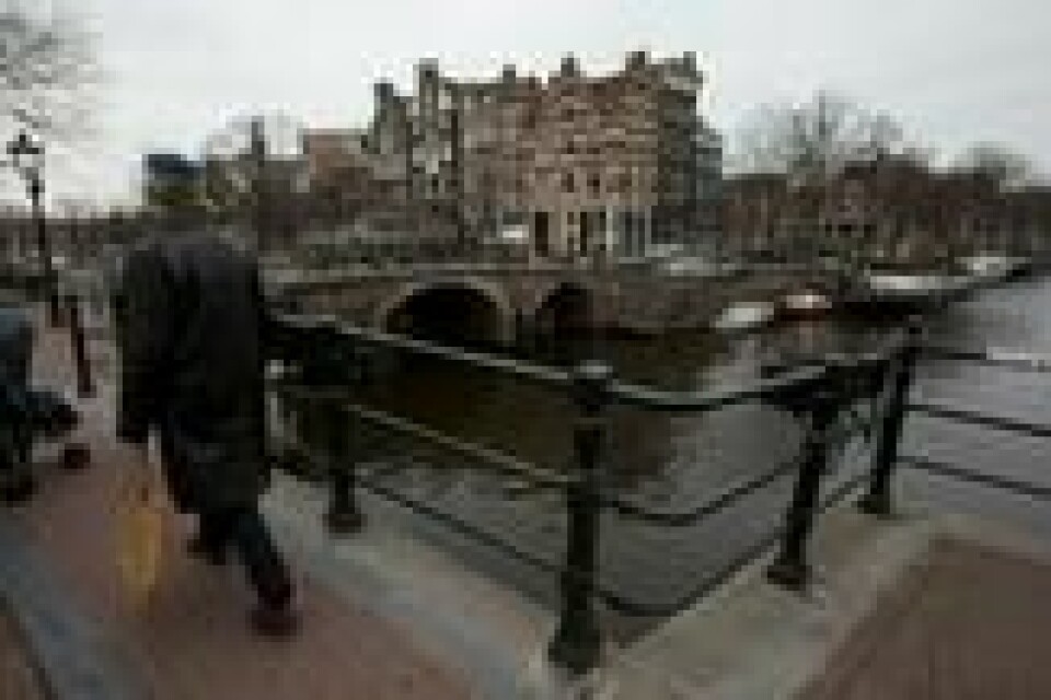 I 2013 var Amsterdams kanaler 400 år gamle. Men det er først de siste årene man har innsett at kanalene desperat trenger renovering. I 2013 var Amsterdams kanaler 400 år gamle. Men det er først de siste årene man har innsett at kanalene desperat trenger renovering. Foto: Peter Dejong / AP