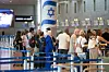 Det var varslet forstyrrelser i flytrafikken på Tel Aviv-Ben Gurion mellom klokken 8 og klokken 10 lokal tid mandag morgen. Altså mellom klo... Rundt 500.000 mennesker deltok i demonstrasjoner i Tel Aviv, Jerusalem og andre byer i Israel søndag. Mandag er det erklært generalstreik i ... Reisende står i kø på flyplassen Tel Aviv-Ben Gurion mandag morgen. Flyplassen hadde opprinnelig innstilt flytrafikken i to timer som følge av generalstreiken i Israel, men trafikken gikk likevel stort sett som normalt. Foto: Ohad Zwigenberg / AP / NTB