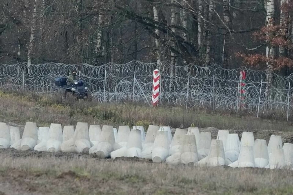 Polen har beskyttet sine grenser mot Russland og Belarus med både betongblokker og piggtråd. Men det hindrer ikke en stadig større strøm av flyktninger i å prøve å komme over.