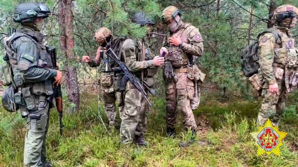 Et bilde hentet fra en video publisert av Belarus' forsvarsdepartement 20.juli, 2023. Videoen viser belarusiske soldater sammen med leiesoldater fra Wagner-gruppen på en skytebane nær grensebyen Brest i Belarus.