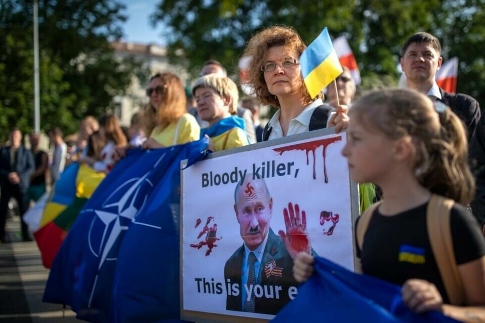 Litauere som demonstranter i Vilnius mot Russlands krigføring i Ukraina. Bilde er tatt før Nato-toppmøtet i Vilnius 11-13.juli Litauere som demonstranter i Vilnius mot Russlands krigføring i Ukraina. Bilde er tatt før Nato-toppmøtet i Vilnius 11-13.juli Foto: AP Photo/Mindaugas Kulbis